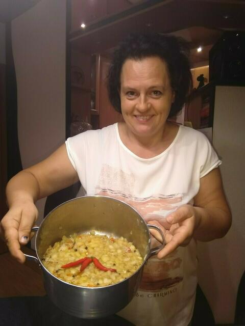 Johanna Haider beim Einkochen des Birnen-Chutneys. | Foto: Haider