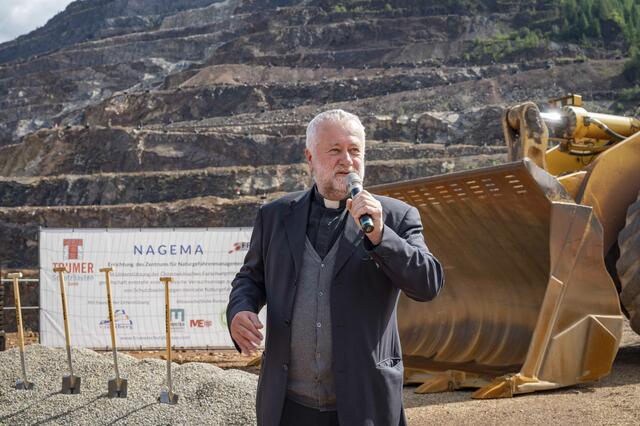 Pfarrer Anton Reinprecht segnete das Projekt und hielt eine bewegende Ansprache.  | Foto: Resinger/Trumer Schutzbauten