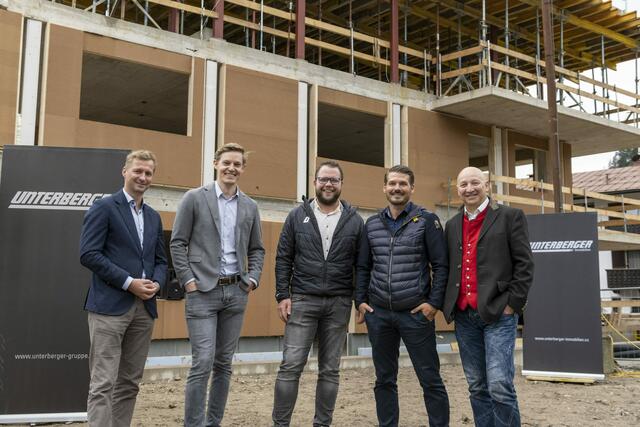 Bgm. Ekkehard Wimmer, Florian Unterberger (GF Unterberger Immobilien), Thomas Hörfarter (Projektleitung Unterberger Immobilien), Sebastian Herbig (Vertrieb Unterberger Immobilien) und Josef Gruber (GF Unterberger Gruppe) freuen sich über den Baufortschritt (v.l.). | Foto: Alex Gretter