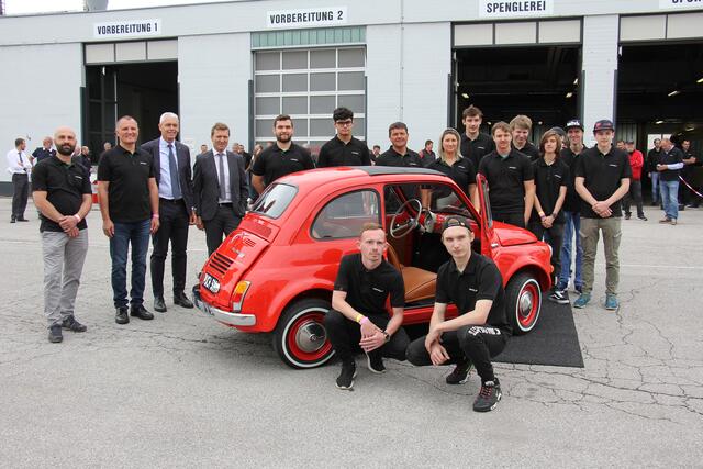 Die Lehrlinge der Postbus-Region West ließen den Oldtimer in neuem Glanz erstrahlen.   | Foto: ÖBB/Kapferer 