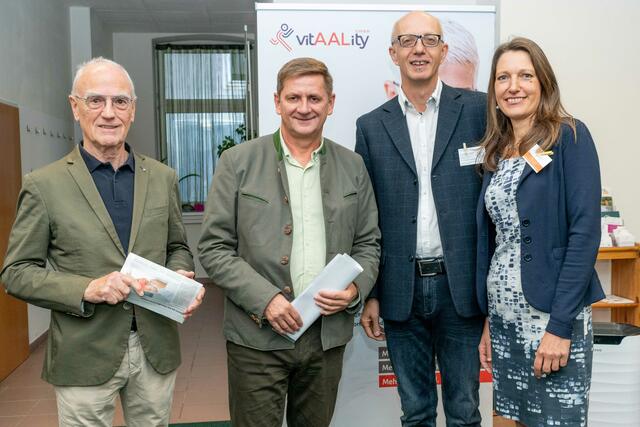 Wirtschaftsfrühstück-Organisator Sigi Nerath und Bürgermeister Kurt Wallner mit Martin Hammelhofer und Christa Mara Bösendorfer (v.l.), die unter anderem in der Gesundheitsberatung tätig sind, beim 148. Leobener Wirtschaftsfrühstück. | Foto: Klaus Pressberger