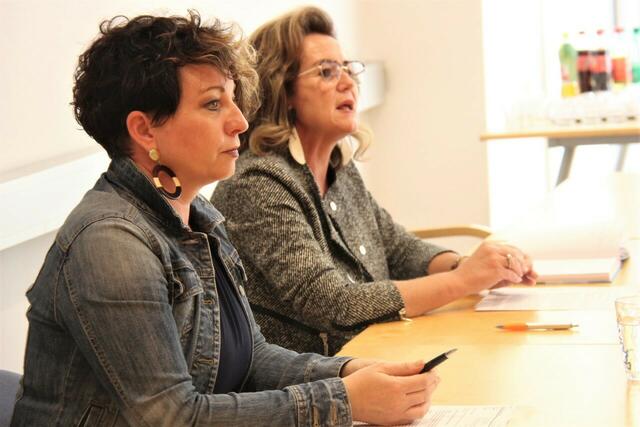 Vizebürgermeisterin Melanie Praxmaier (vorne) und die Leiterin der Abteilung Bürgerbüro und Sozialwesen, Monika Vukelic-Auer, machen auf die Krisensituation in Krippen und Kindergärten aufmerksam. | Foto: Stadtgemeinde Kapfenberg/Iris Kapeller