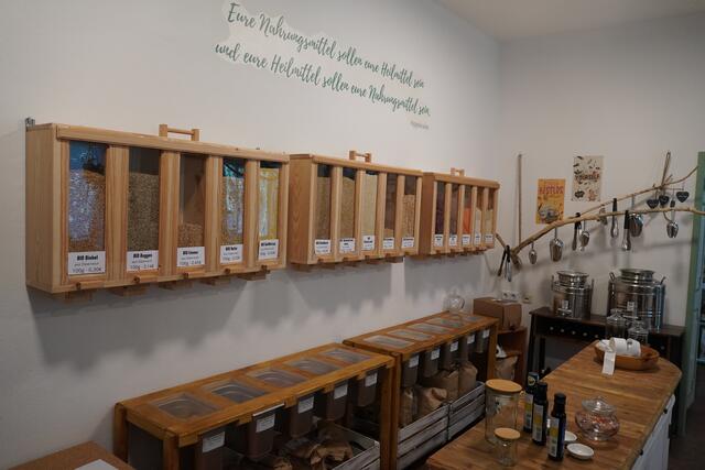 Im neuen Unverpackt-Laden in Grödig gibt es viele verschiedene unverpackte Lebensmittel. Angefangen von Nudeln, Getreide über Reis bis hin zum Kaffee. | Foto: Emanuel Hasenauer
