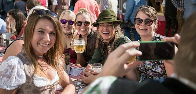 Zünftige Gaudi gibt's am langen Knödeltisch. | Foto: TVB St. Johann