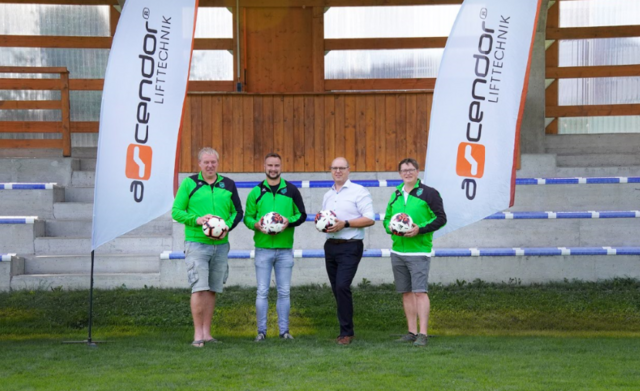 Sportlich startet die Sektion Fußball unter dem neuen Namen „Union Ascendor Niederwaldkirchen“ in die Saison. (V. l.) Thomas Hofstätter (Sektionsleiter Stv.), Sascha Peherstorfer (Sektionsleiter Stv.), Erwin Roither (GF Ascendor) und Christian Rammerstorfer (Sektionsleiter). | Foto: Ascendor