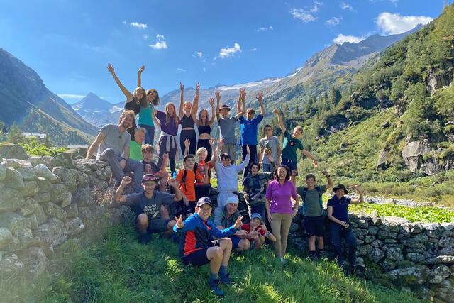 Gemeinsam mit den Ranger:innen machten sich die Teilnehmer:innen des Wildniscamps auf Entdeckungstour.  | Foto: NPHT/Pecile