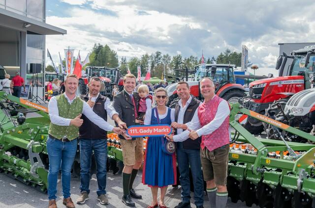Martin Grössbauer von Gady Landmaschinen, Helmut Seebald - Vertriebsleiter Fa. AMAZONE, Philipp,  Valentin und Ingrid Gady, Edmund Pernhofer – Gebietsbetreuer Fa. AMANZONE sowie Eugen Roth.
  | Foto: Gady Family