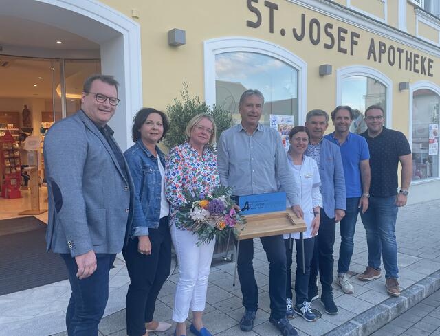 Verena Hermes und Johann Winkelmaier (3.u.4.v.l.) mit Marcus Gordisch, Ute Schmied, Gertrude Scheifinger, Franz Fartek, Ignaz Spiel und Klaus Sundl (v.l.).  | Foto: RegionalMedien