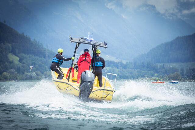 Bei Wind und Wetter den Überblick zu bewahren ist die hohe Kunst des Wasserrettungsdienstes. | Foto: ASBÖ Wasserrettung Zell am See, Samariterbund