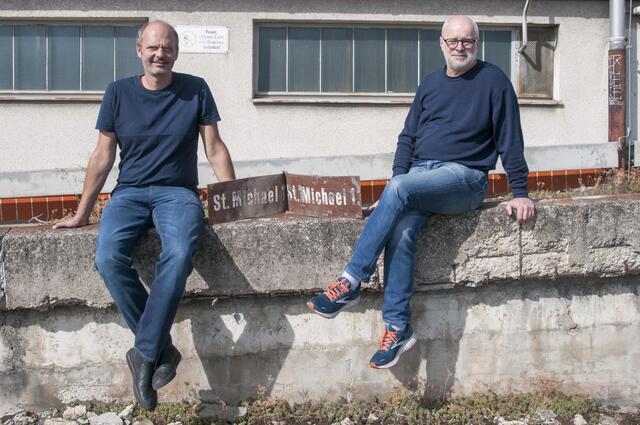 V.l: Die Autoren Michael Hieslmair und Michael Zinganel auf dem Gelände des alten Nordwestbahnhofs. | Foto: Wolfgang Unger