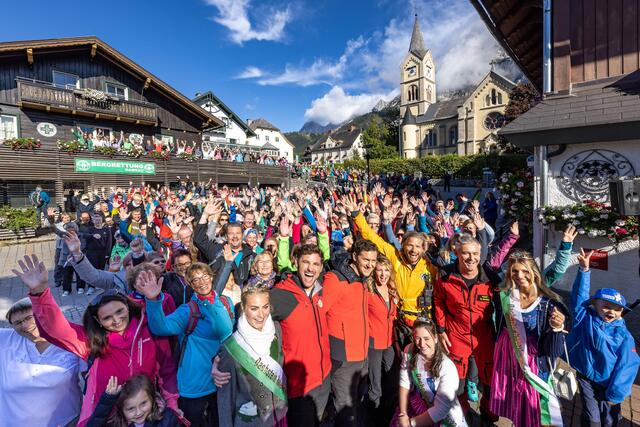 Es war eine Gaudi: 400 Fans nahmen an der zehnten Ausgabe der Bergretter-Fanwanderung in Ramsau am Dachstein teil. | Foto: Martin Huber