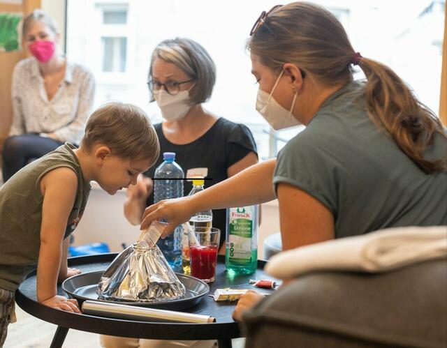 Die Neugierde unter den kleinen Forscherinnen und Forschern ist groß. | Foto: Lena Sonntagbauer