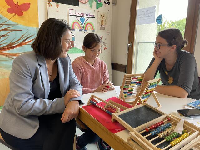 Ganz links im Bild: Leiterin des Lerncafés in der Elisabeth-Vorstadt Estelle Lefranc-Syringelas | Foto: Anna-Katharina Wintersteller
