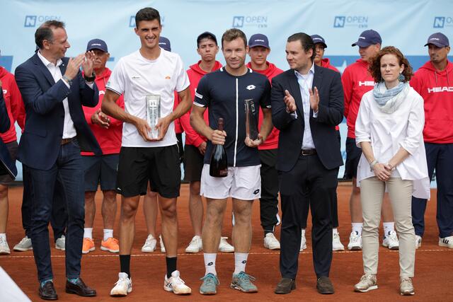 Landesrat Jochen Danninger mit den Siegern im Doppel: Alexander Erler und Lucas Miedler (gebürtiger Tullner. Florian Leitgeb und Spreitzer gratulierten mit. | Foto: Gepa-Pictures