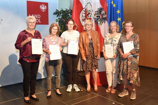Kulturlandesrätin Beate Palfrader mit den Geehrten des Bezirks Reutte.  | Foto: Land Tirol/Huldschiner