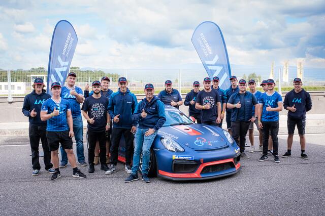 Christian Wimberger und Herbert Steinmetz mit den frisch gebackenen Facharbeitern der Wimberger-Gruppe. | Foto: Wimberger