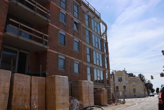 Das Gebäude an der Strassergasse/B8 wird 2023 fertig. | Foto: Potmesil