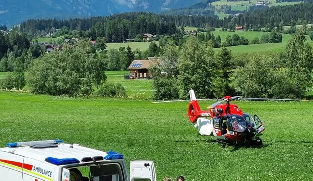 Ein Pkw und ein Motorrad sind zusammengestoßen und eine Person wurde dabei schwer verletzt. | Foto: Rotes Kreuz Salzburg