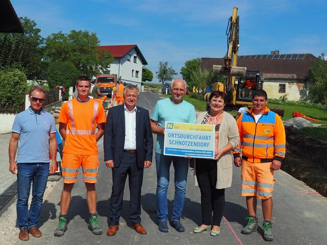 Anton Schachenhofer (Leiter Stv. Straßenmeisterei Amstetten-Süd), Florian Harreither (Straßenmeisterei Amstetten-Süd), Dipl.-Ing. Franz Stiedl (Leiter der NÖ Straßenbauabteilung Amstetten), Bürgermeister Johann Weingartner (Marktgemeinde Euratsfeld), Abgeordnete zum NÖ Landtag Michaela Hinterholzer (i.V. von Landeshauptfrau Johanna Mikl-Leitner), Marcel Penzendorfer (Straßenmeisterei Amstetten-Süd). | Foto: Land NÖ