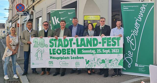 Astrid Moder, Gottfried Hubmann, Stadtpfarrer Markus Plöbst, Leobens Bürgermeister Kurt Wallner, Kalwangs Bürgermeister Mario Angerer,  Bezirksbäuerin Johanna Hafellner, Kammerobmann Andreas Steinegger und sein Stellvertreter Richard Judmaier (v.l.) bei der Präsentation des 28. Stadt-Land-Festes in Leoben.  | Foto: Andreas Steinegger