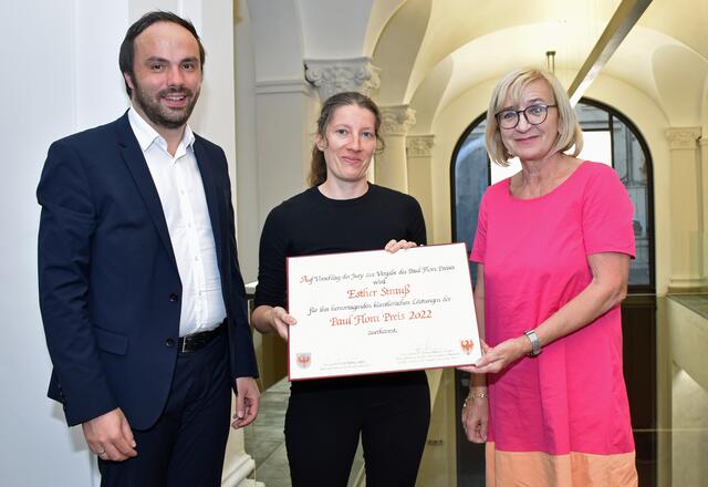 von links: LR Philipp Achammer, Esther Strauß, LRin Beate Palfrader. | Foto: © Land Tirol/Kathrein