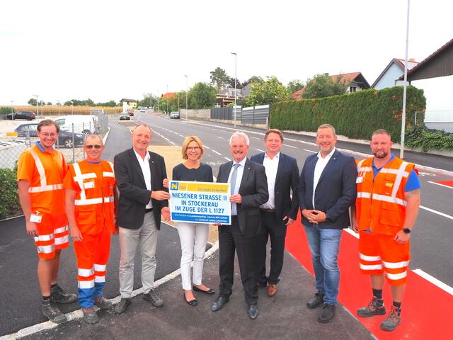 Freie Fahrt auf der Wiesener Straße: Julian Schirmbrand, Leopold Schneider und Michael Bertagnol von der Straßenmeister Sierndorf, Straßenbauabteilungsleiter Wolfgang Dafert, Bürgermeisterin Andrea Völkl, Landtagspräsident Karl Wilfing, Gernot Altiner von der Stadtgemeinde Stockerau und Sierndorfs Straßenmeisterei-Leiter Ulrich Rinner. | Foto: Hahn