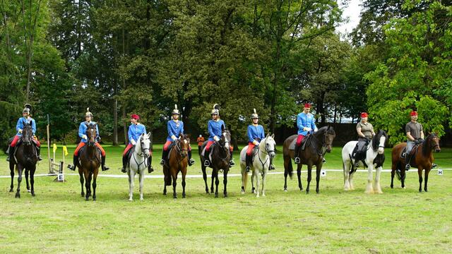 Hoch zu Ross: Das Zehn-Jahr-Jubiläum des Kavalleristischen Reitvereins Fünfer Dragoner wurde gebührend gefeiert. | Foto: Echtzeit-TV
