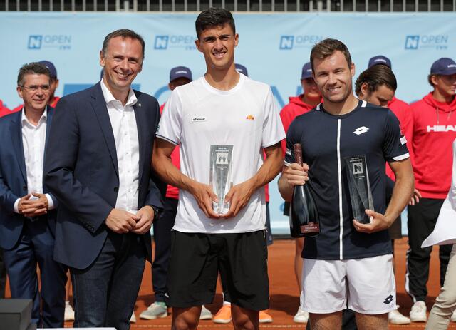 Landesrat Jochen Danninger mit den österreich Stars Alexander Erler und Lucas Miedler. | Foto: Gepa-Pictures