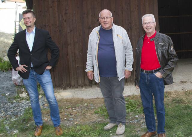 Auch Herbert Adelmann (li.) von der neuen Bewegung "Klartext" bei der Gleichenfeier.