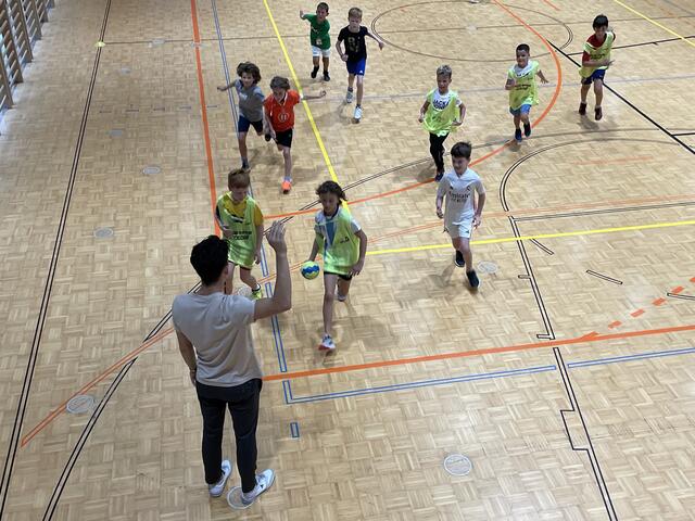 Insgesamt zwölf Trainer arbeiten mit bis zu 110 Kindern im Verein Handball Wienerwald. Mauerbach ist jetzt auch mit dabei. | Foto: Marlene Trenker