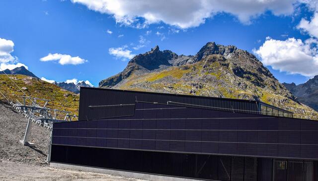 Die neue Photovoltaik-Anlage bei der Talstation der Weißseejochbahn am Kaunertaler Gletscher. | Foto: Kaunertaler Gletscherbahnen