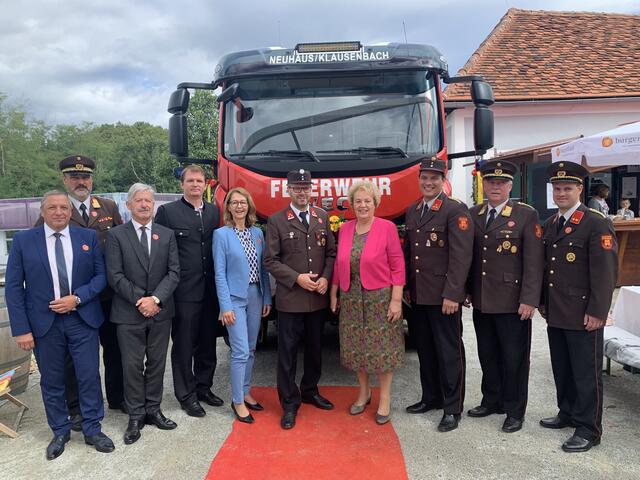 Vor dem neuen Löschfahrzeug nahm Prominenz aus Politik und Feuerwehr Aufstellung: Bgm. Helmut Sampt, Landeskommandant Franz Kropf, Bezirkshauptmann Hermann Prem, Bundesrat Bernhard Hirczy, Vbgm. Monika Pock, Bgm. Reinhard Jud-Mund, Landtagspräsidentin Verena Dunst, Ortskommandant Andreas Valda, Bezirkskommandant-Stellvertreter Franz Windisch, Abschnittskommandant Reinhard Poglitsch (von links). | Foto: Büro Dunst
