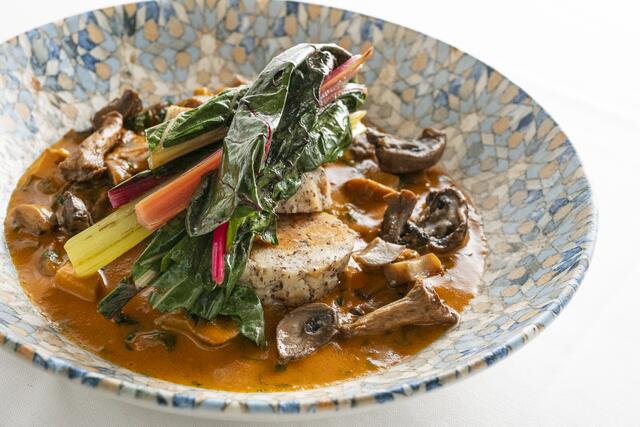 Veganes Schwammerl-Gulasch mit Mohn-Serviettenknödel und Mangold. | Foto: Stephan Mussil