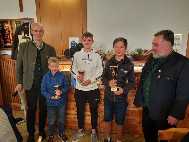 Bei der Siegerehrung "Jugend", von links nach rechts: Schützenmeister Johannes Wind, 3. Rang – Christoph Seirer, 2. Rang – Josef Bliem, 1. Rang – Michael Gruber, Oberschützenmeister Kurt Pritz. | Foto: Josef Gruber