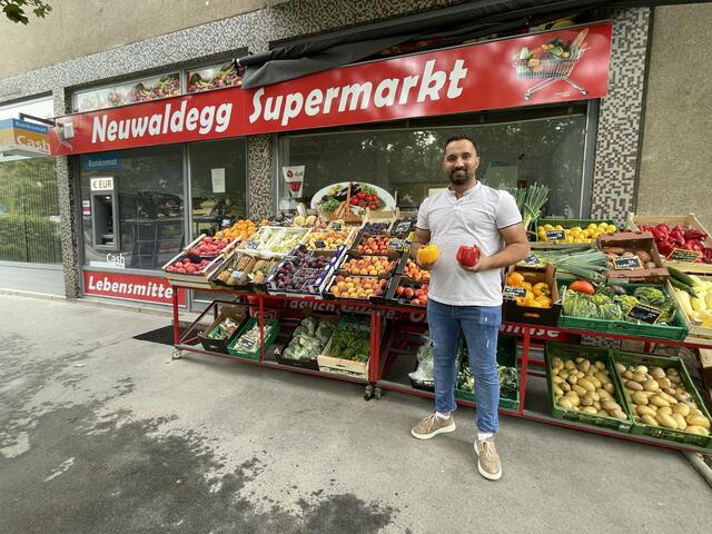 Vural Kerim vor seinem Geschäft. | Foto: Michael J. Payer
