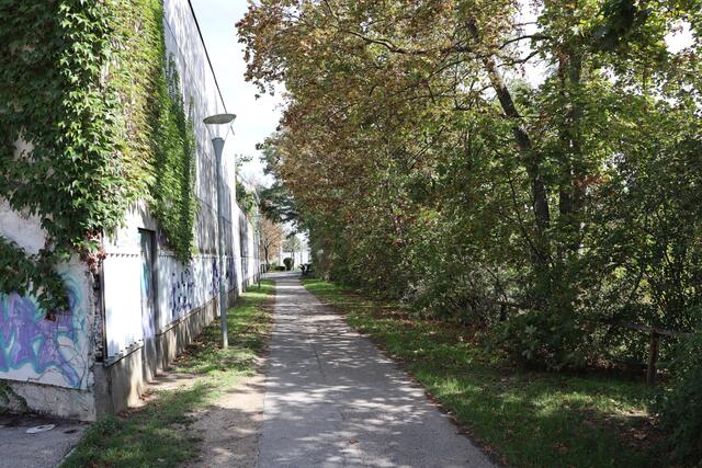 Die Bahnstraße vor der Bäckerei Geier wird zukünftig als Einbahn geführt, zwischen Congar und Bahn entsteht die zweite Spur. | Foto: Potmesil