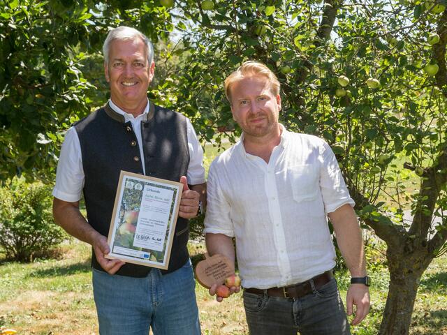 Naturpark-Obmann Reinhold Höflechner und Naturpark-Geschäftsführer Matthias Rode konnten die Preise für den Naturpark Südsteiermark entgegennehmen. | Foto: Naturpark