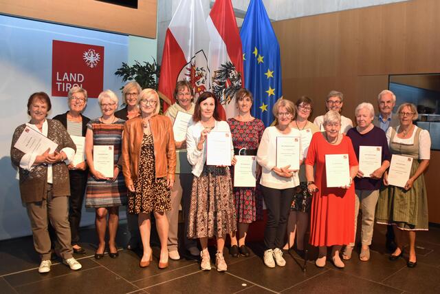 LRin Palfrader ehrte langjährige ehrenamtliche MitarbeiterInnen im Büchereiwesen. Im Bild: LRin Palfrader mit Geehrten des Bezirks Innsbruck-Land. | Foto: © Land Tirol/Huldschiner