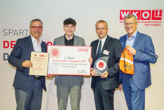 Juryvorsitzender und Spartenobmann-Stellvertreter Christof Kastner (l.), Schulqualitätsmanager Johannes Tanzer und Karl Ungersbäck, Spartengeschäftsführer des NÖ Handels (v.l.), gratulierten Dominik Weiß zum zweiten Platz. | Foto: Josef Bollwein