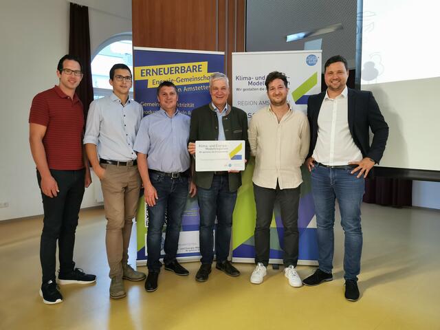 Nachhaltigkeitsforum in Weistrach kamen 120 Personen. Hauptredner Andreas Sator (5.v.l.) mit den Organisatoren, LAbg. Anton Kasser, Obmann des GDA (4.v.l.) und GR Sebastian Payrleitner (ganz rechts)“
 | Foto: GDA/Willim