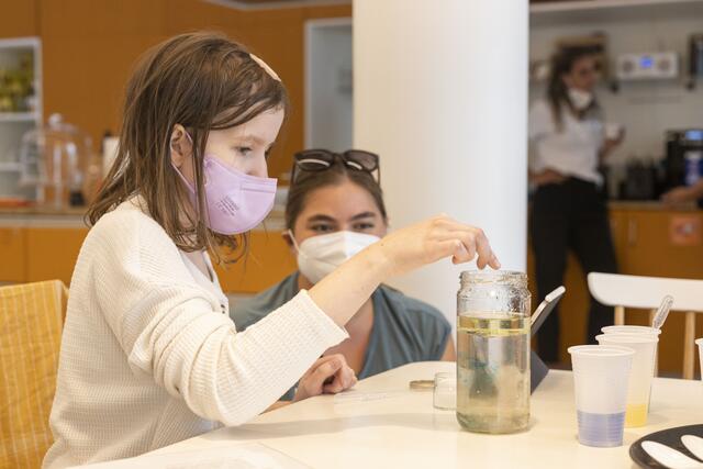 Die Kinder forschten mit Begeisterung… | Foto: Lena Sonntagbauer