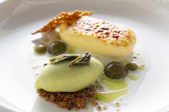Crème brûlée vom Ziegenkäse mit Apfel, Fichte &amp; Gurke. | Foto: Stephan Mussil