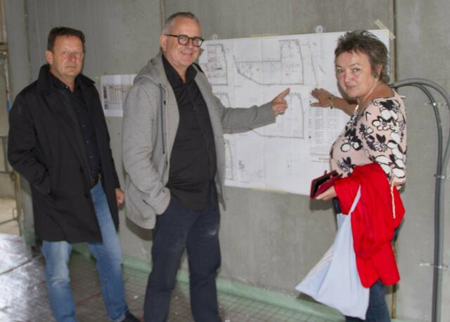 Vizebgm. Thomas Baldauf, Architekt Günter Klein und Bgm. Renate Habetler beim Planstudium 