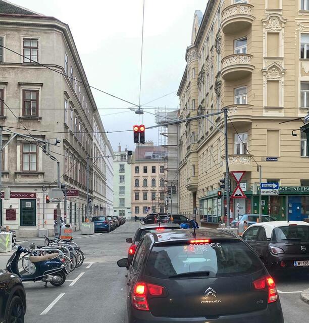 Autos werden wohl auch in Zukunft Teil des Verkehrs in der Josefstadt sein. | Foto: Gemeinsam sicher in der Josefstadt