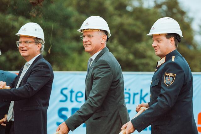 Landeshauptmann Christopher Drexler, Innenminister Gerhard Karner und Landespolizeidirektor Gerald Ortner (v.l.) beim Spatenstich | Foto: LPD Stmk/Martinelli