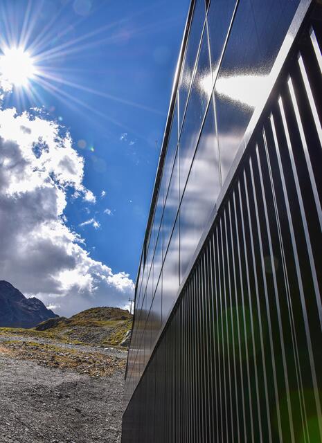 Die Stationsgebäude der Weißseejochbahn und der Karlesjochbahn wurden mit insgesamt 260 PV-Module ausgestattet, um Strom für den Betrieb der Bergbahnen zu erzeugen. | Foto: Kaunertaler Gletscherbahnen
