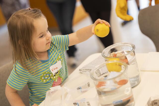 Die Kinder wurden bei den Forschungsstationen spielerisch unterhalten.  | Foto: Lena Sonntagbauer