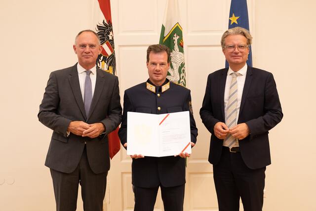 Innenminister Gerhard Karner, Landespolizeidirektor Gerald Ortner, Landeshauptmann Christopher Drexler (v.l.) bei der Überreichung des Bestellungsdekrets in der Grazer Burg. | Foto: Land Steiermark