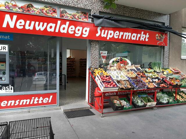 Angebot so weit das Auge reicht: Obst und Gemüse und vieles mehr im Neuwaldegg Supermarkt. | Foto: Neuwaldegg Supermarkt