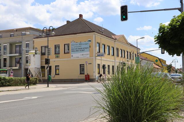 Ins bestehende Gebäude ziehen das Standesamt und ein Wirtshaus, dahinter entstehen 16 Wohnungen.